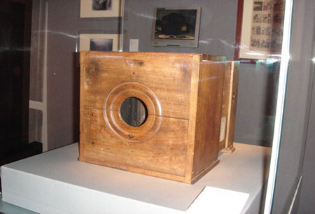 Первая в мире фотокамера изобретена Жозефом Никфором Нипце и находится в Макао