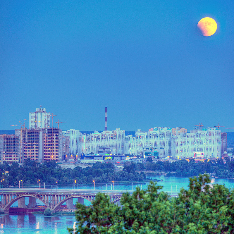 Фотографія Лунное затмение, начало / Олег Жарий / photographers.ua