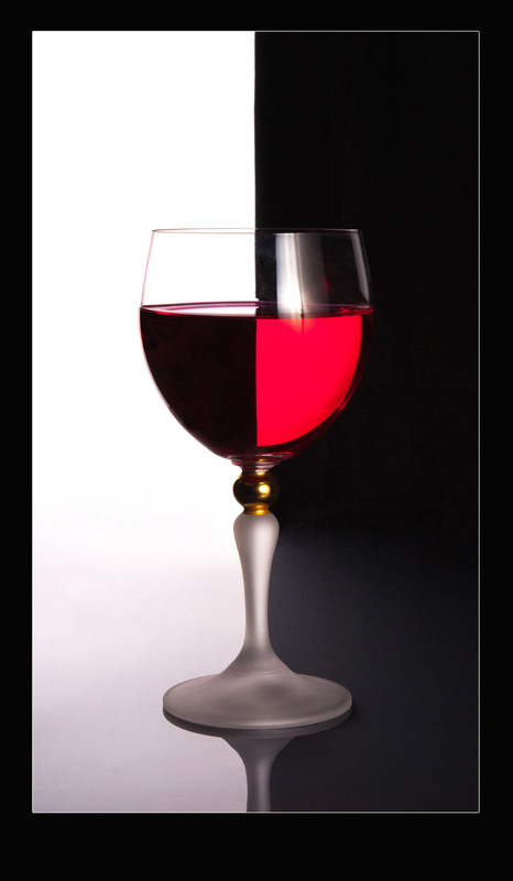 Фотографія чорне вино в червонім бокалі / Борис П. Кузьмін / photographers.ua