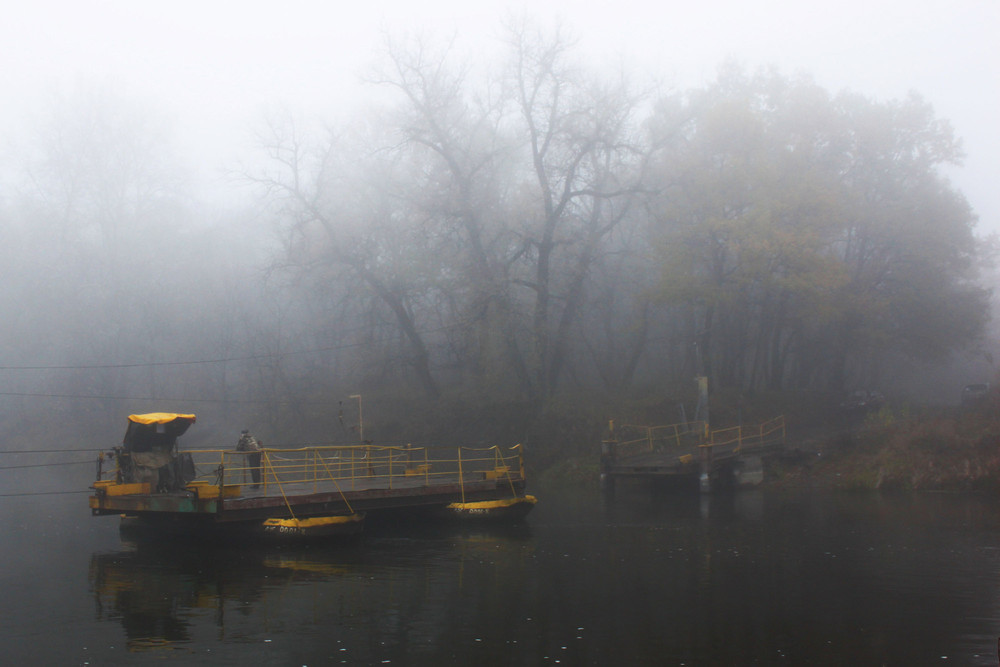 Фотографія Соединяет берега в туман паромщик / Алина Боднар / photographers.ua