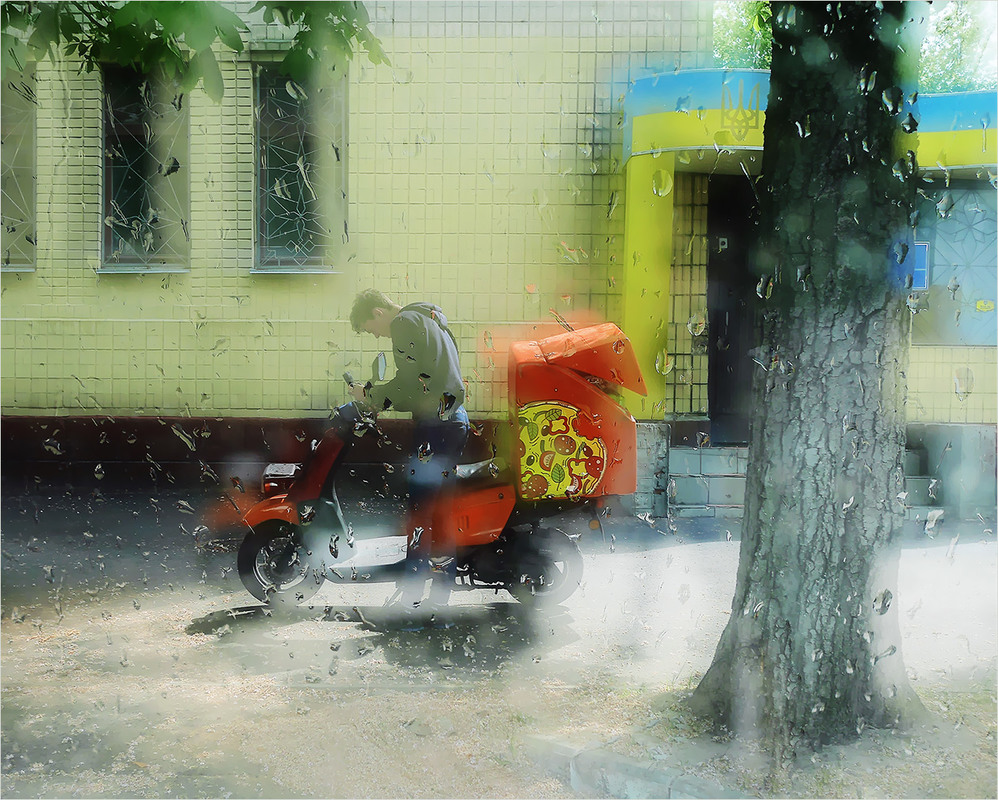 Фотографія про развозку пиццы в дождливую погоду... / Evgeniy Nikitin / photographers.ua