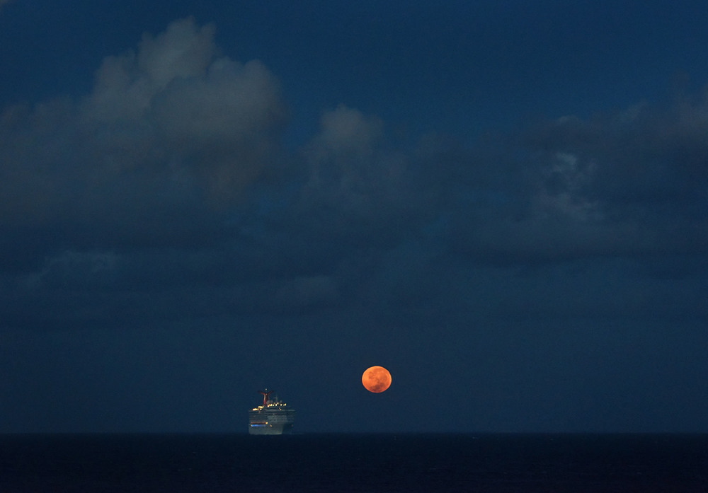 Фотографія закат луны на Атлантике / Синельников Александр / photographers.ua