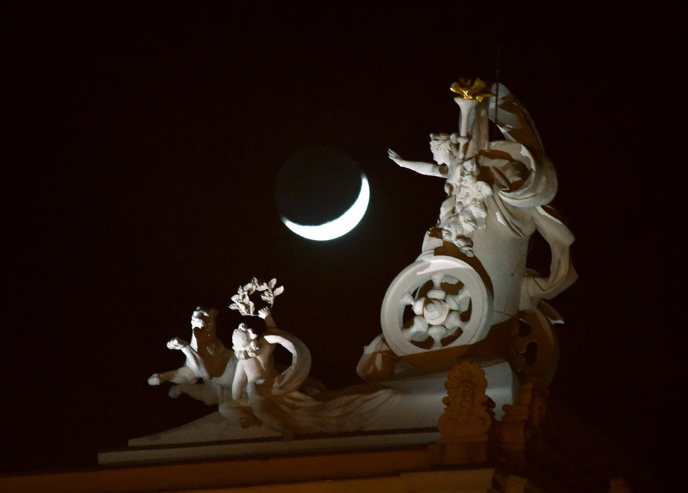 Фотографія луна над оперным / Синельников Александр / photographers.ua