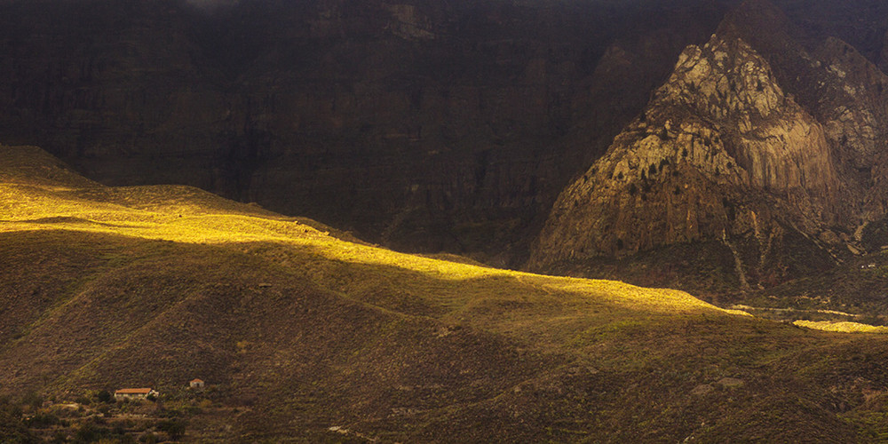 Фотографія Самотня хатка в тіні вулканів та смуга світла / Tom Vert / photographers.ua