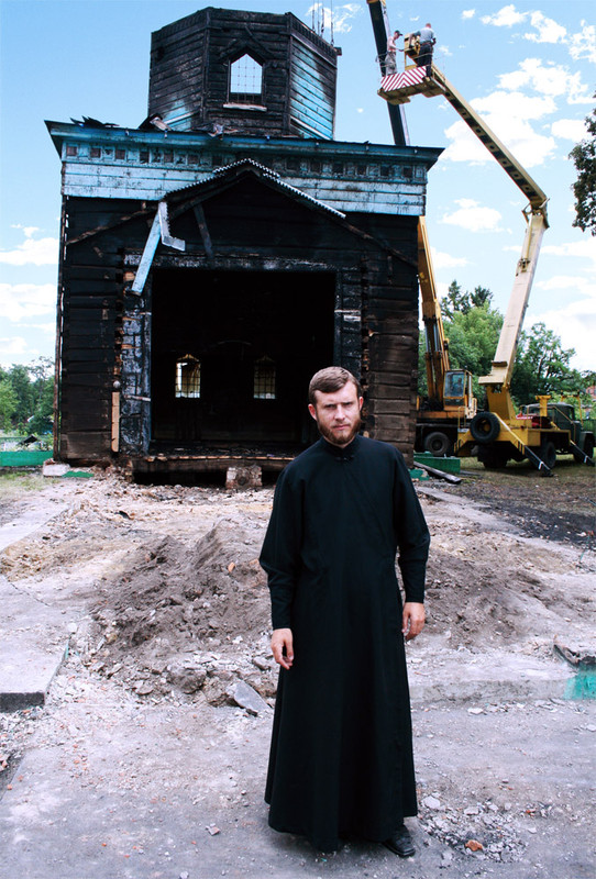 Фотографія Священик на згарищі... / Евгений Дорофеев / photographers.ua