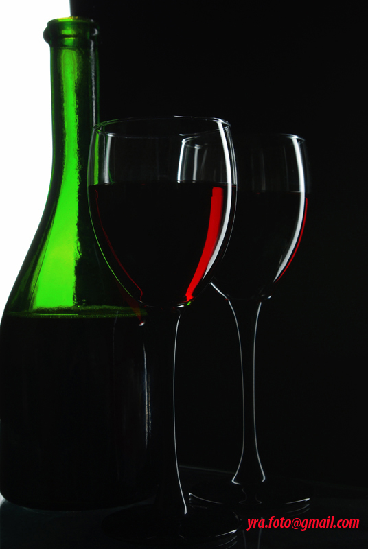 Фотографія Два бокала с красным вином и зеленая бутыль / Юрий Жёлтышев / photographers.ua