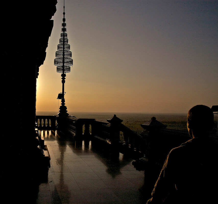 Фотографія Вечірня молитва біля буддійського храму. Камбоджа / Анатоль Тишкевич / photographers.ua