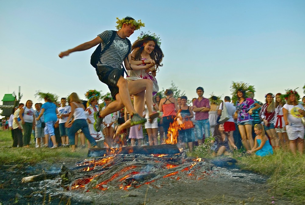 Фотографія Купальське вогнище: з коханою через вогонь і воду. Пирогів. Україна / Анатоль Тишкевич / photographers.ua