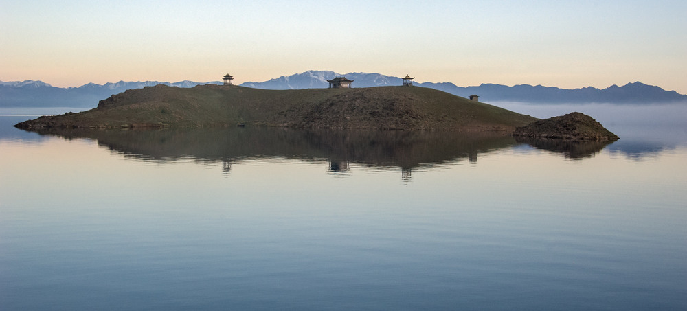 Фотографія Острів самотніх монахів озера в Гімалаях. Тібет / Анатоль Тишкевич / photographers.ua