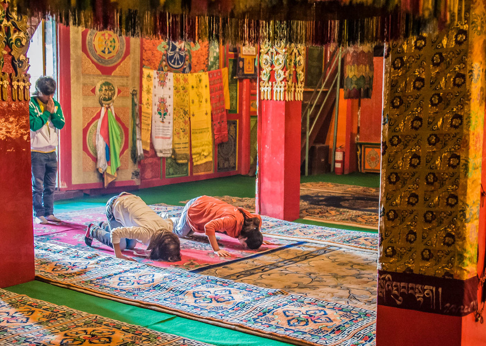 Фотографія Прихожани буддійського храму, Тибет / Анатоль Тишкевич / photographers.ua