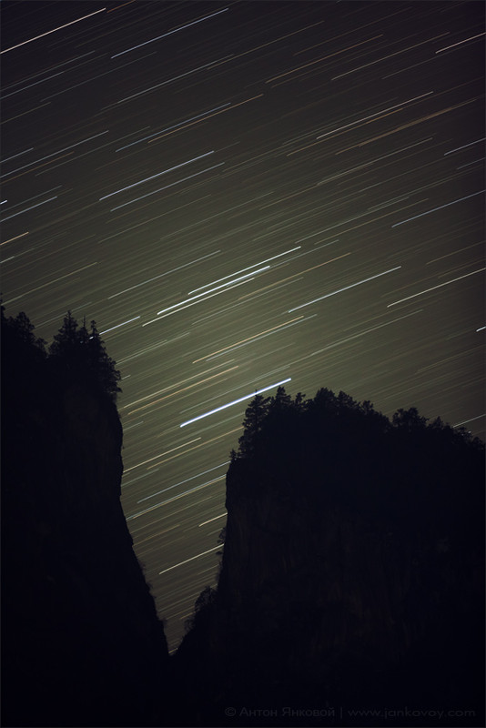 Фотографія Звездные треки в ущелье около Чаме (2 710 м) / Антон Янковой / photographers.ua