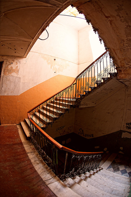 Фотографія Геометрия коммунальной лестницы / Don Quijote de Ro Mancha / photographers.ua