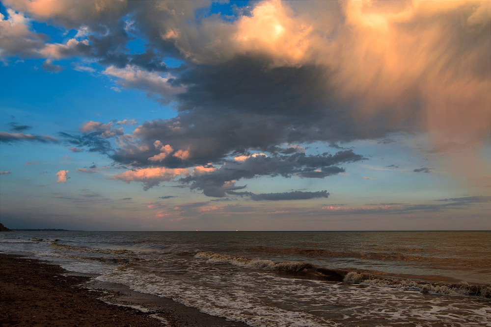Фотографія Хмари розкошлачені, море каламутне / Valery Kalmykov / photographers.ua