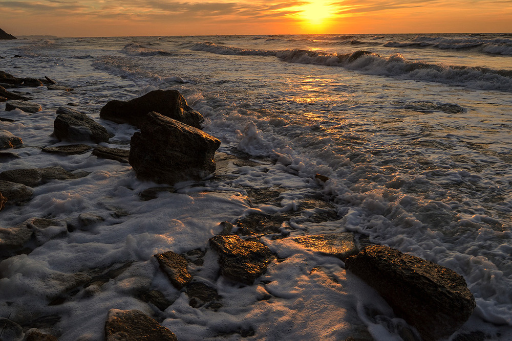 Фотографія The churning sea water, illuminated by the morning sun / Valery Kalmykov / photographers.ua