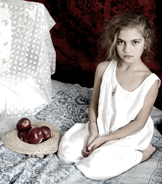 Фотографія девочка с яблоками / Екатерина Басанец / photographers.ua