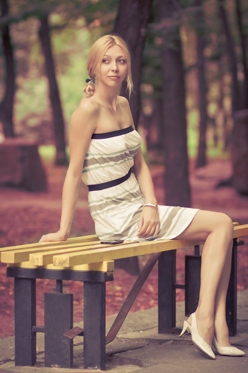 Фотографія портрет, девушка, лавочка, лес, парк, зелень, лето / fancydev / photographers.ua