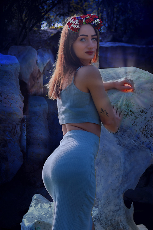 Фотографія Девушка в ущелье голубых камней с янтарём в руке / Valziwa / photographers.ua