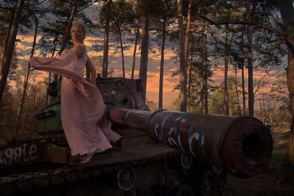 Фотографія Танец на поверженом танке / Valziwa / photographers.ua