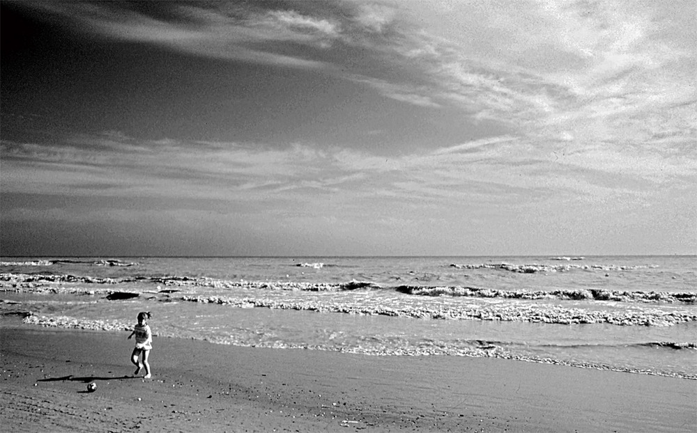 Фотографія 0237  Море, девочка и мяч / Valziwa / photographers.ua
