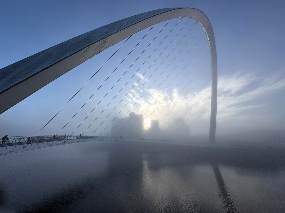 Фотографія Gateshead Millennium Bridge in fog / The Rjuh / photographers.ua