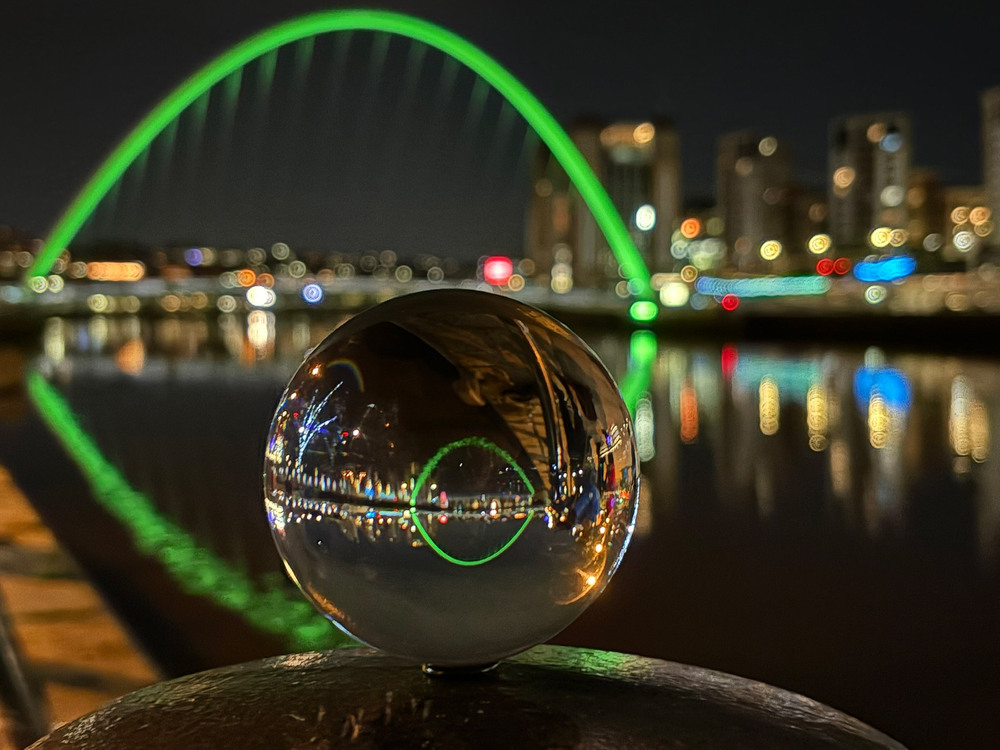 Фотографія Автопортрет у кулі з Gateshead Millennium Bridge / The Rjuh / photographers.ua