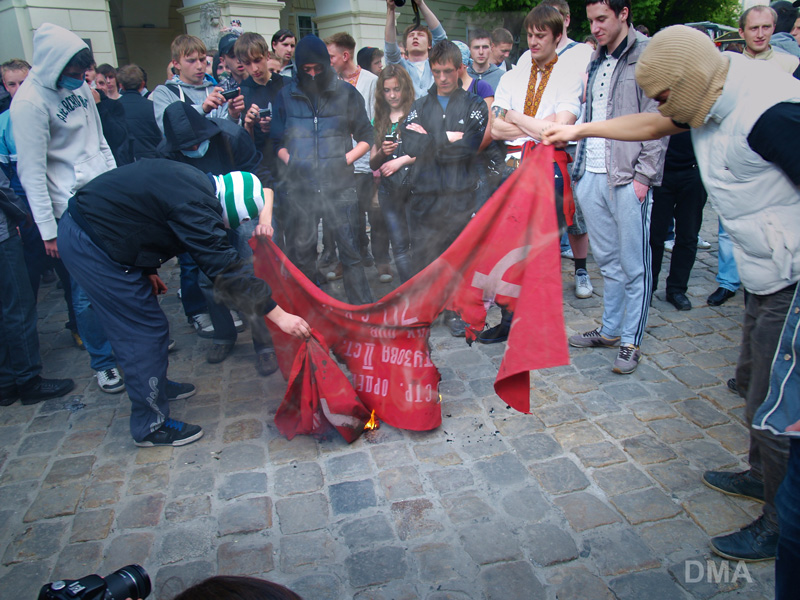 Фотографія про молодежь , красный флаг  и огонь и дым / Михаил Демиденко / photographers.ua