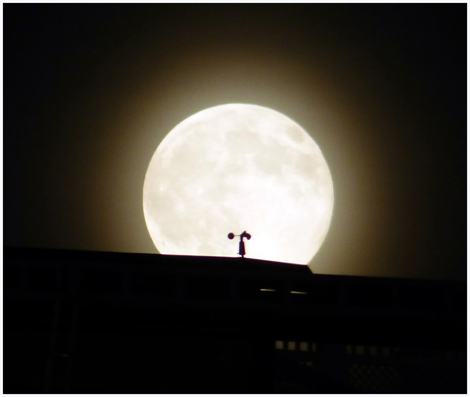 Фотографія Ночь, луна и анемометр. / Игорь Говорин / photographers.ua