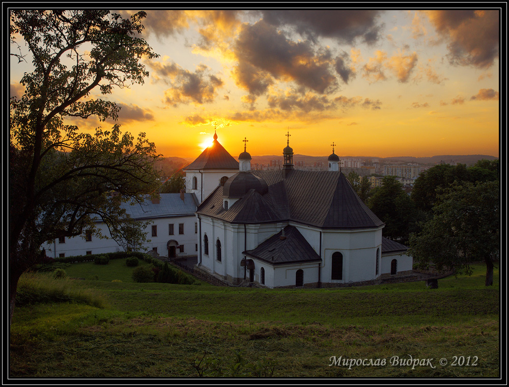 Фотографія монастир осяяний світлом / Мирослав Видрак / photographers.ua