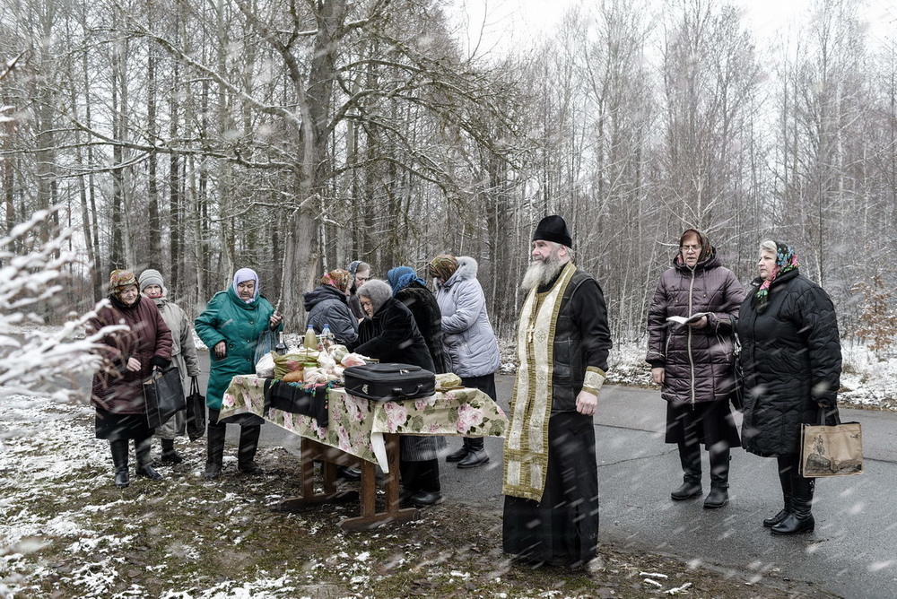 Фотографія Родительский день в вымершем уже селе за 30 км от Чернобыля... / Sergey Ryzhkov / photographers.ua