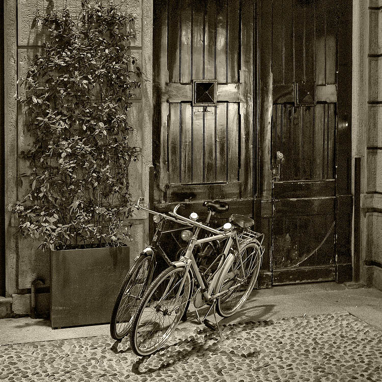 Фотографія Bicycles and door / petro pavlenko / photographers.ua