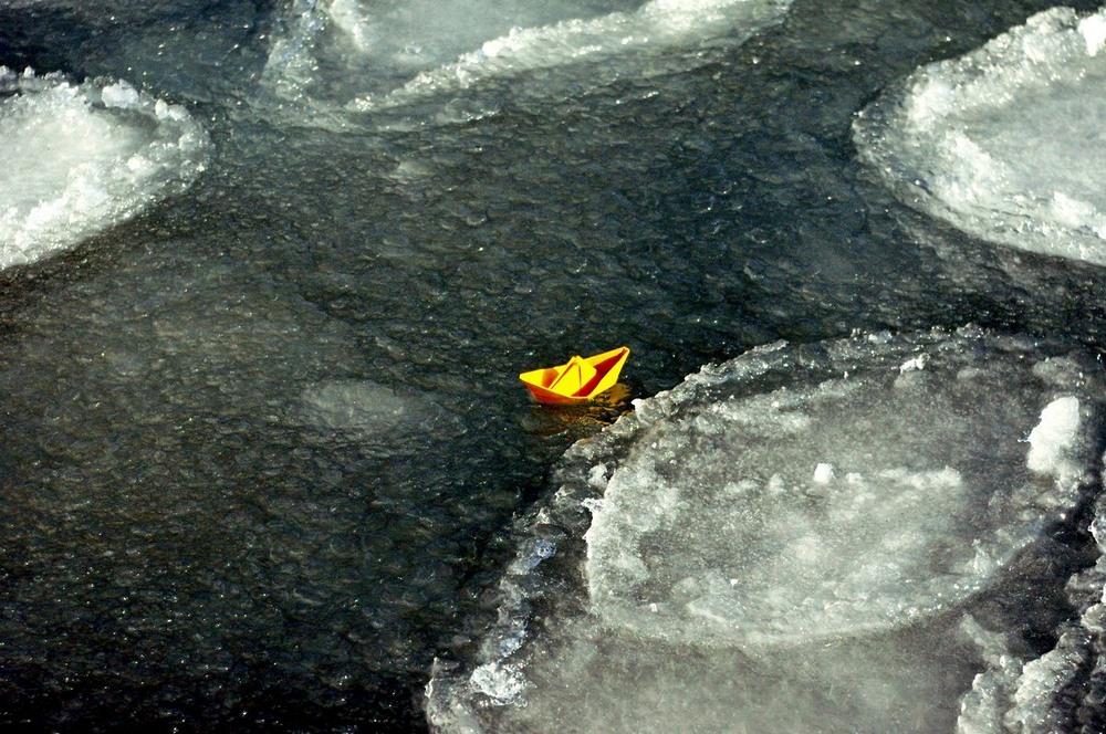 Фотографія маленький жёлтый кораблик в большом Чёрном море / Mikhailova / photographers.ua