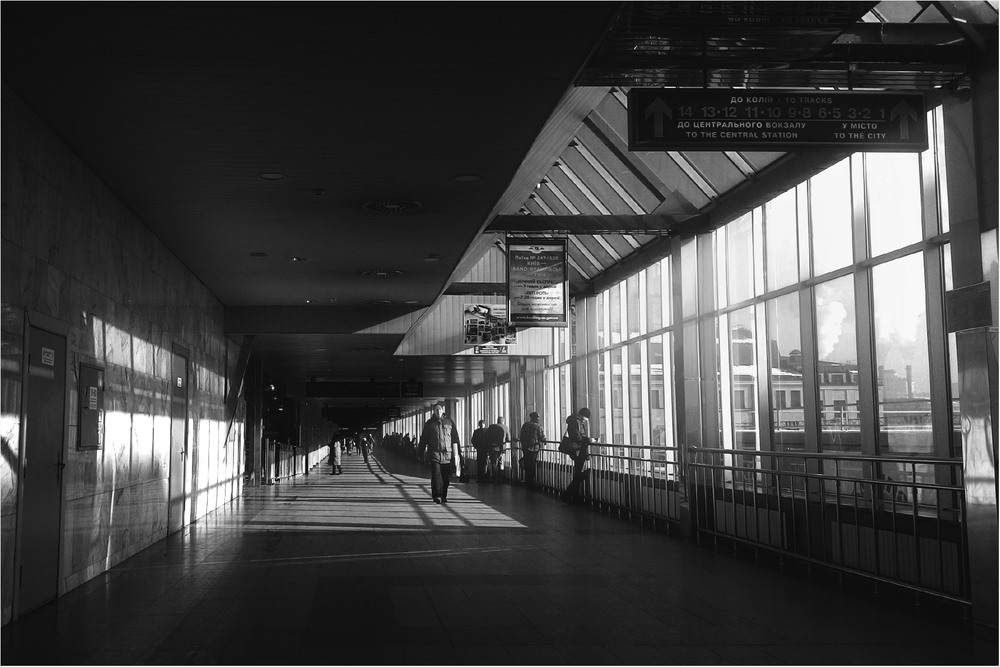 Фотографія Світло малює, тінь підкреслює. Вокзал / Edward / photographers.ua