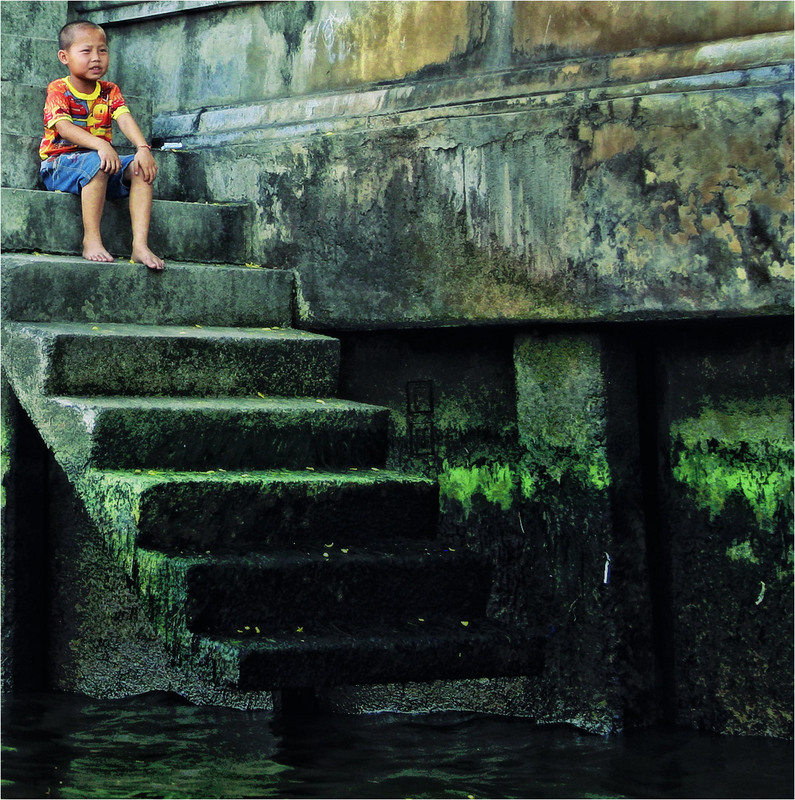 Фотографія Маленький мальчик у черной реки / Edward Kulish / photographers.ua