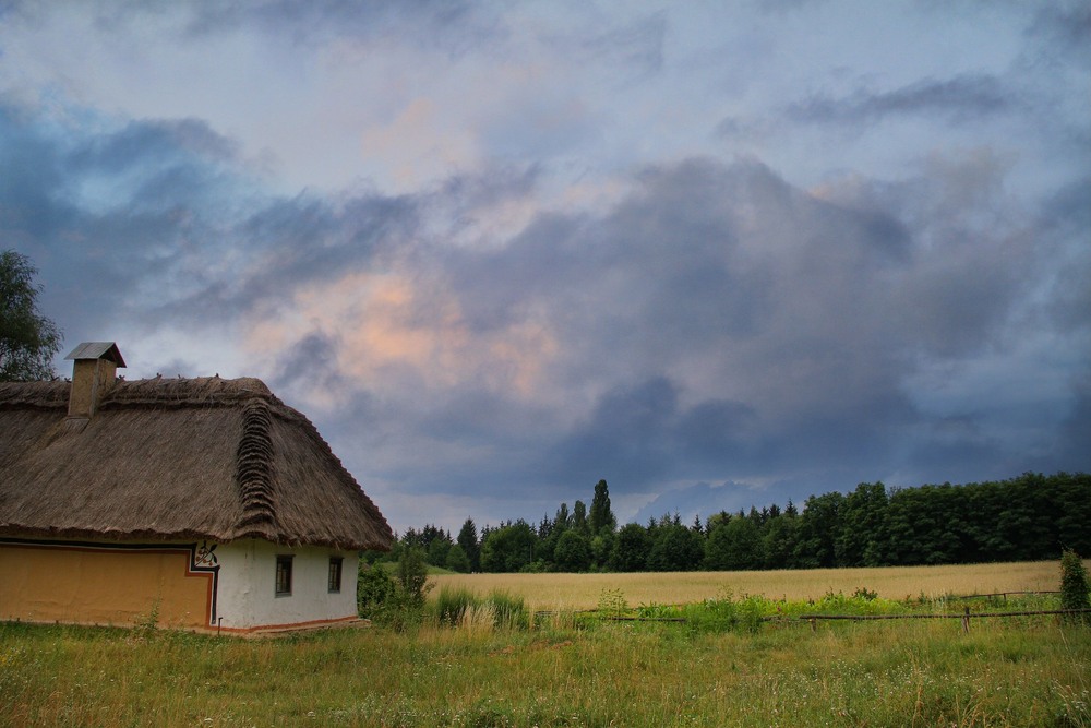 Фотографія Ой, стояла хата з білими дверима, Там жила дівчина з чорними очима. / Edward / photographers.ua