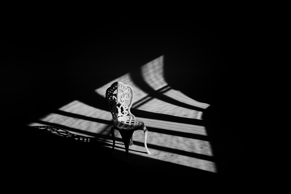 Фотографія Серія "Світло малює, тінь підкреслює". Стілець і вікно / Edward / photographers.ua