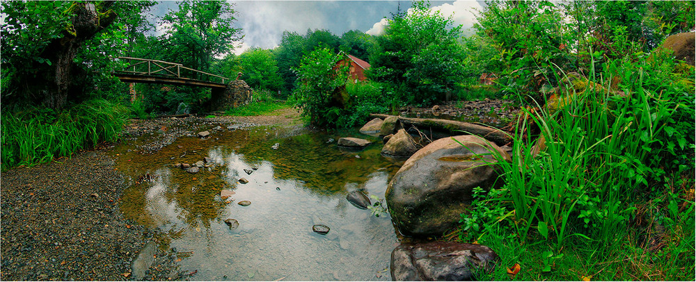 Фотографія Маленька річка у великого камня / Edward / photographers.ua