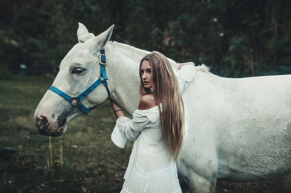 Фотографія Liola with White Horse / Jess O'Brien / photographers.ua