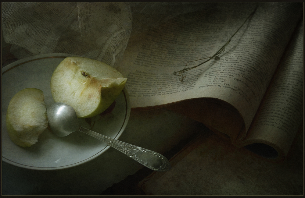 Фотографія яблочко лежало, не долежало.. / Александр  Хромеев / photographers.ua