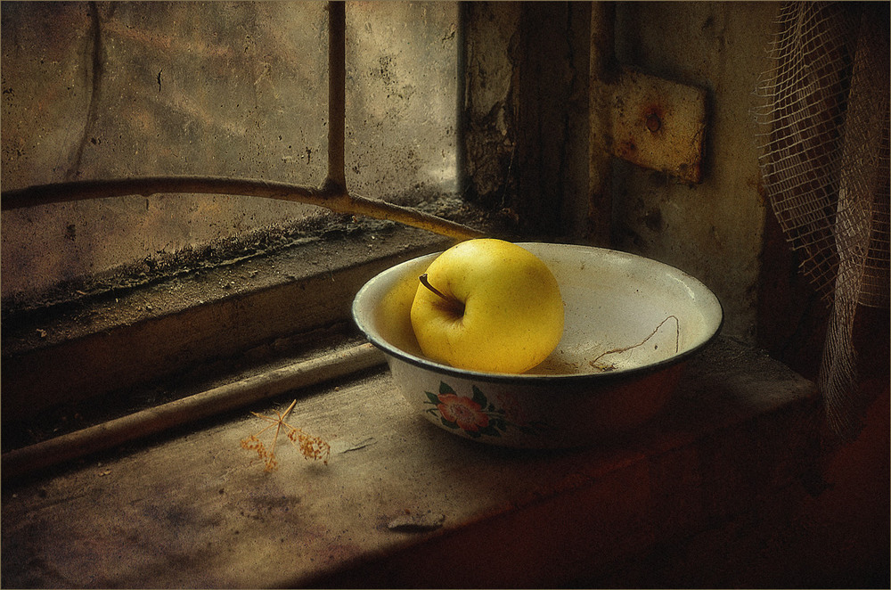 Фотографія Этюд с яблочком. Из серии "В старом доме.." / Александр  Хромеев / photographers.ua