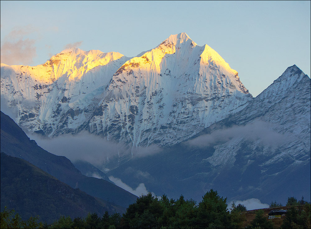 Западные гималаи. Непал Гималаи. Горный массив в Гималаях. Высокогорье Гималаев. Лето горы Гималаи.