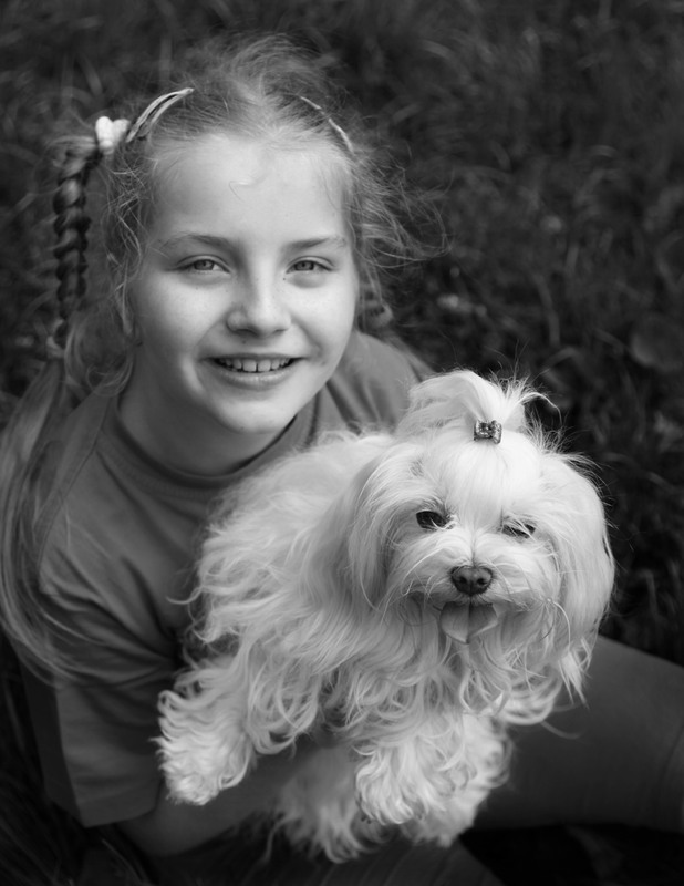 Фотографія Дівчинка з білою собачкою / Halyna Tkachuk / photographers.ua
