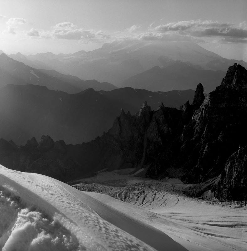 Фотографія Пики Кавказа на фоне Эльбруса. / Александр Пархоменко / photographers.ua