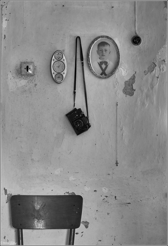 Фотографія В домі пустка, ні людини. Тільки сутінки. Один день зимовий у щілині незасмикнутих гардин... / Stanislav / photographers.ua