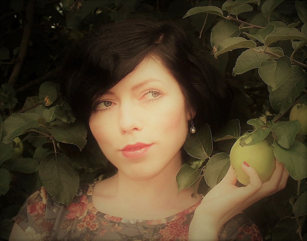 Фотографія портрет дівчини з яблуками / phia / photographers.ua