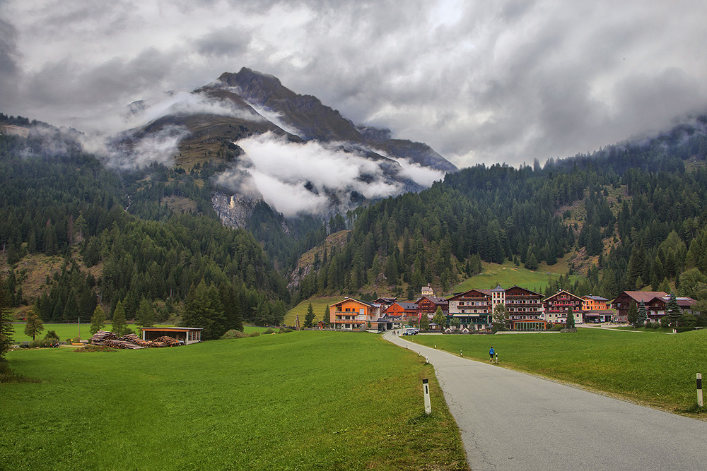 Фотографія Коли хмарнявість біла, сиза настає, люде чомусь радіють, а потім зітхають - кожен про щось своє. / Юрій Максименко / photographers.ua