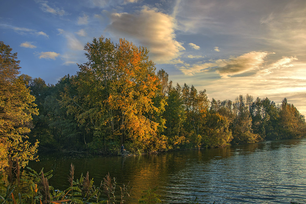 Фотографія Вечір, вітер навіженницьки наганяє-розгяняє хмари, сонце сліпить очі. Рибалка сподівається на рибку / Юрій Максименко / photographers.ua
