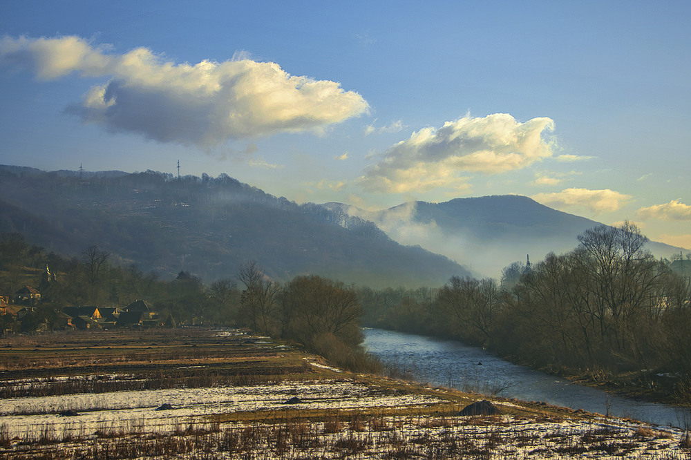 Фотографія Весна прийшла вранці в село Сіль і повисла туманним серпанком над річкою Уж, над горами навкруги. / Юрій Максименко / photographers.ua
