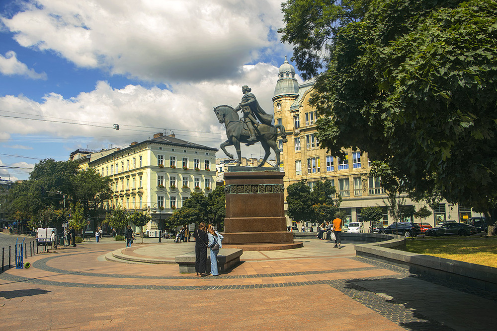 Фотографія Всі, хто тут є, – коні, і люди, – всі кудись дивляться чи зиркають. І я також – на хмари. / Юрій Максименко / photographers.ua