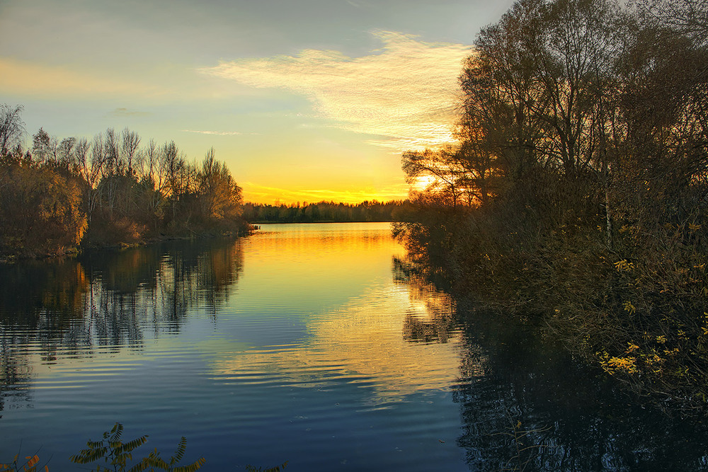 Фотографія Проти ночі небо засіяло моцно-премоцно, та ще й хмари й дерева підсмажило предобряче. / Юрій Максименко / photographers.ua