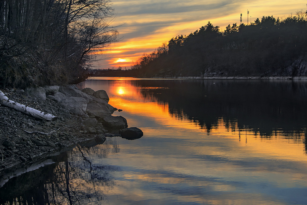 Фотографія Мерехтить в очах нескінченний шлях, а сонце покірно ховається в розшарпані хмари. / Юрій Максименко / photographers.ua